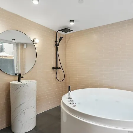아파트 Alfort 6 Luxurious Little House With Private Garden And Jacuzzi *